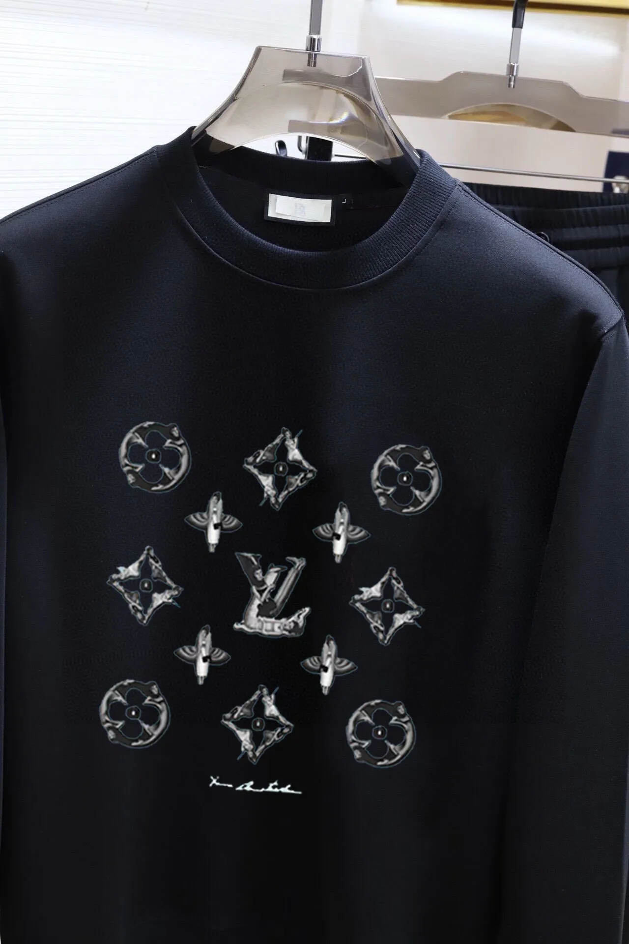 🅿️380 [LV Louis Vuitton] (Fat Man Gospel) hot-selling suit is coming. Focus on the original version of the official website. 2025 new hot-selling sweatshirt suit. The original order is hard to buy🇭🇰. It is the meticulous work of top designers for a fitting and perfect upper body effect. All-natural high-quality Roman cotton 100%, close-fitting comfort, noble and elegant! Original hardware embodies elegance and nobility! Counter size: M-5XL (maximum wear up to 220 pounds)